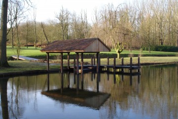 Rhôde-Saint-Génèse - un appontement avec un abri de bateau